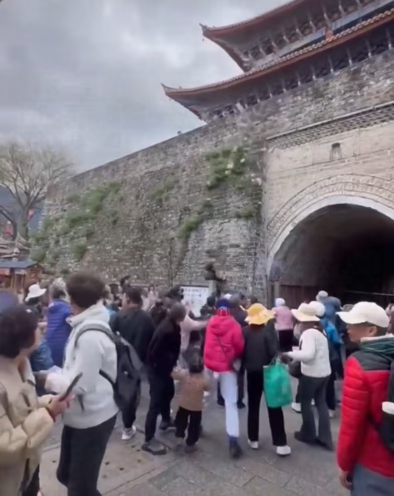 老人在大理古城撒钱 当地回应：系家庭矛盾引发