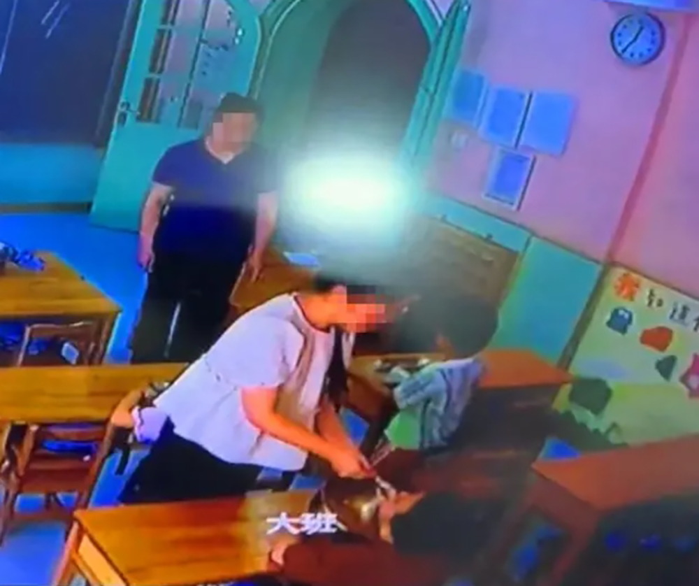 华商头条|沈阳一区教育局通报“幼师逼迫孩子吃呕吐物”：责令辞退