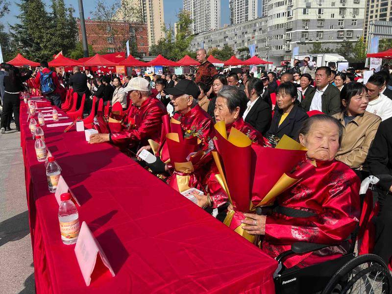 庆祝重阳节 104岁老人引来众多“粉丝”