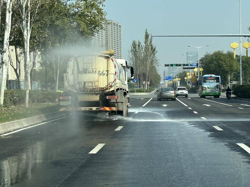空气环境监测点附近洒水频繁 西安市民：路面湿滑常有人摔倒