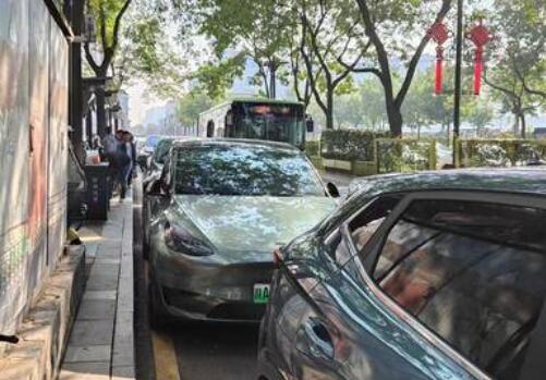 西安市第四医院外车辆占道 接送病患不方便