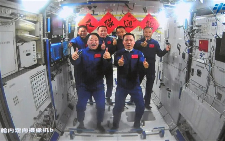 全家福来了！神舟十七号3名航天员顺利进驻中国空间站