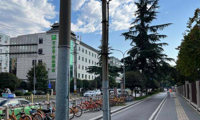 西安一非机动车道上立了两根电线杆 市民担心安全隐患盼解决