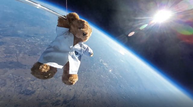 玩具熊飞上万米高空与地球合影 主创团队：老困难了