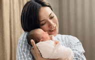  42岁前TVB女星诞下女儿 与丈夫轮流抱娃爱不释手
