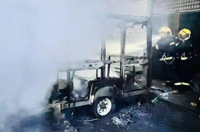 西安一民房内观光电动车冒烟起火 事发时正在充电