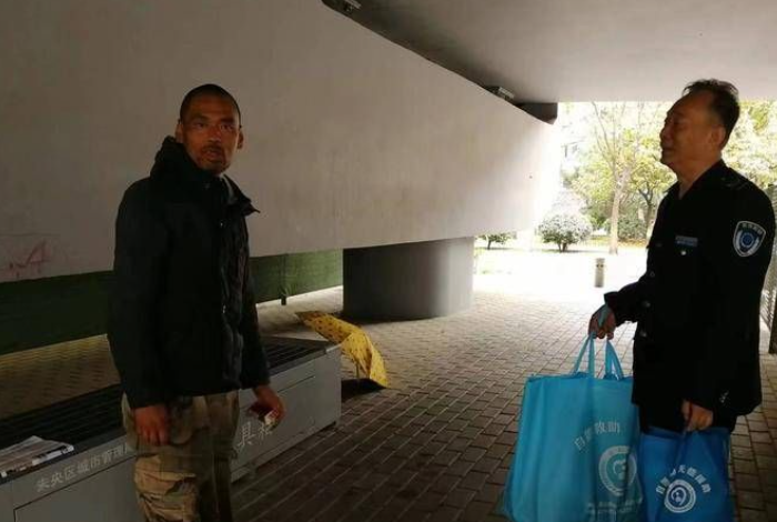 西安市救助管理站开展“寒冬送温暖”专项救助行动