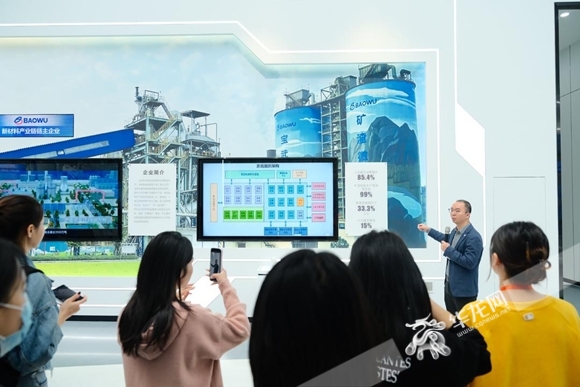 采访团参访重庆市产业数字化能力中心。华龙网 记者 舒婷 摄