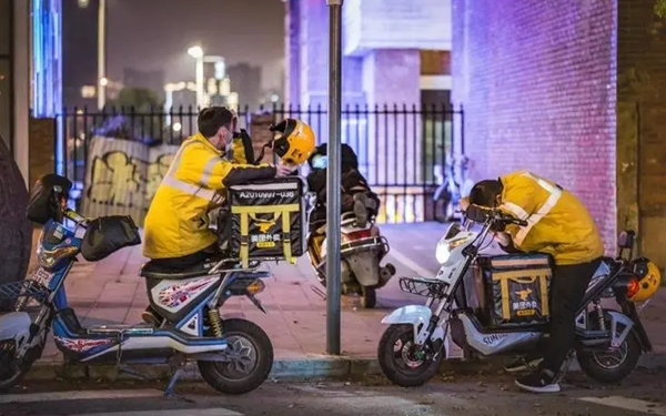 华商头条|“45岁以上骑手不再派单” 谣言踩中了谁的就业焦虑？