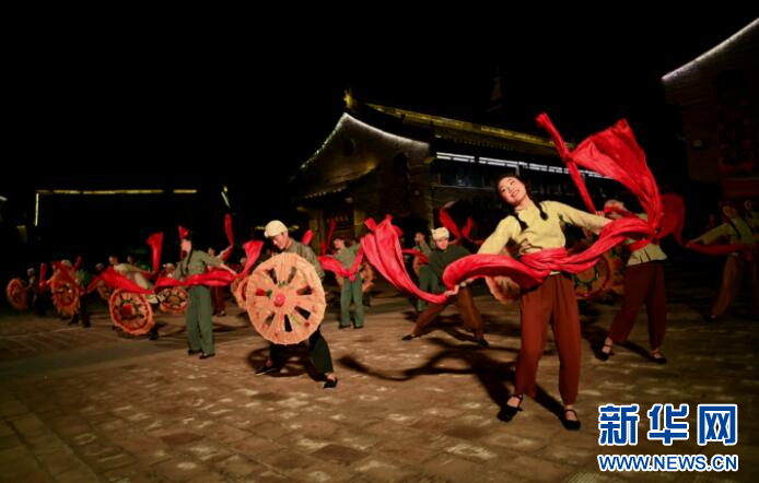 8月31日，演员在陕西延安的金延安文化旅游产业园区表演红色歌舞剧《延安十三年》。新华社记者 邹竞一 摄