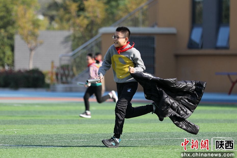新城区后宰门小学幸福校区的孩子们在操场上进行折返跑游戏。张远 摄