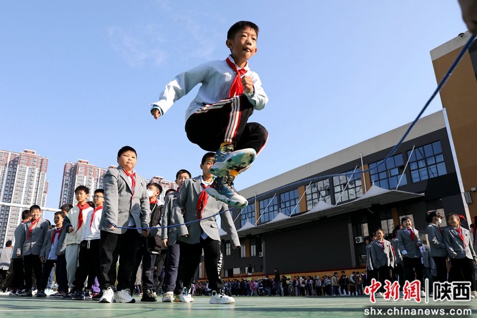 新城区后宰门小学幸福校区的孩子们在跳绳。张远 摄
