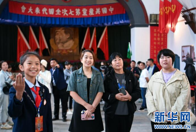 8月29日，延安杨家岭革命旧址的“小小讲解员”贺偲彤（左一）为游客讲解。新华社记者 邹竞一 摄