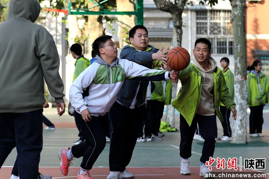 黄河中学的学生们在课间十分钟来到操场上打篮球。张远 摄