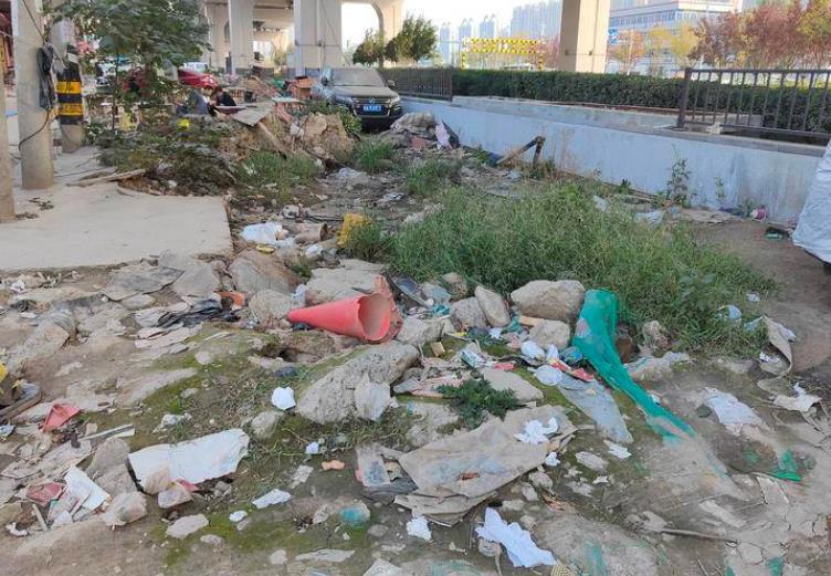 地铁西窑头站A口外垃圾成堆 到底归谁管？