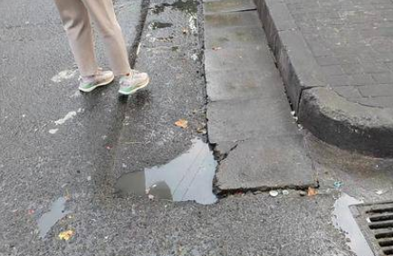 小8跑街|太阳庙门有地面坑洼凹陷 影响车辆行车安全