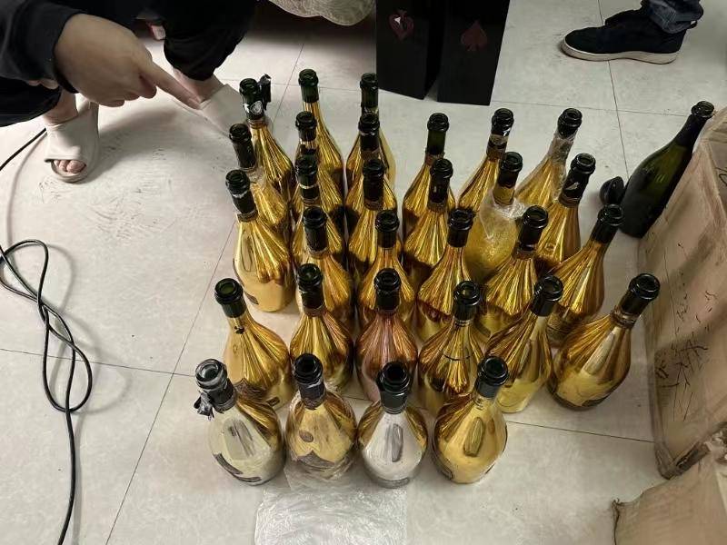 西安一对兄弟将20元酒注入“黑桃A”中标价300元售卖 半年获利13万余元已被拘留 