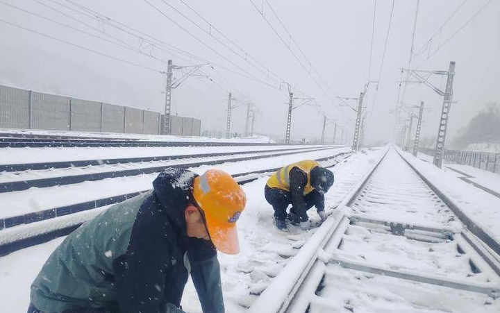 延安地区迎今冬初雪 西安铁路局积极应对确保铁路运输安全有序