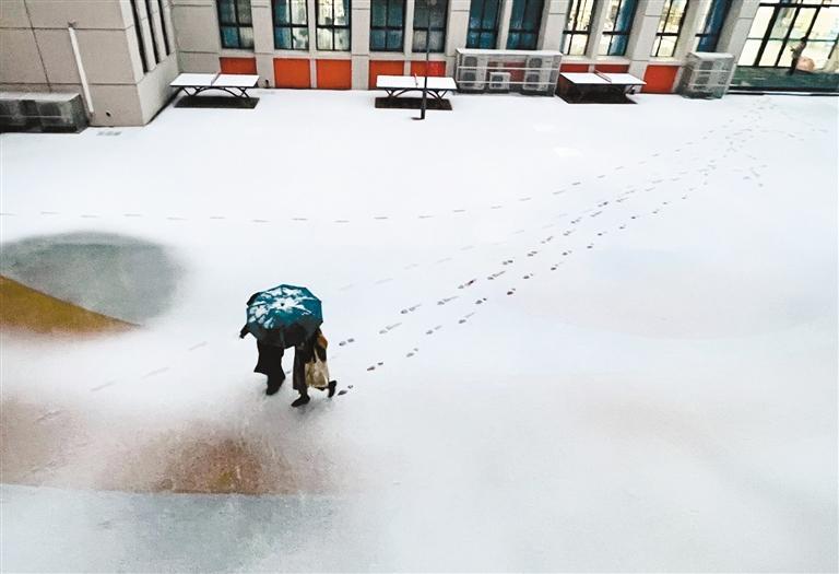 古城初雪至路滑易摔倒 医生提醒：要小心摔跤 也要“会摔跤”