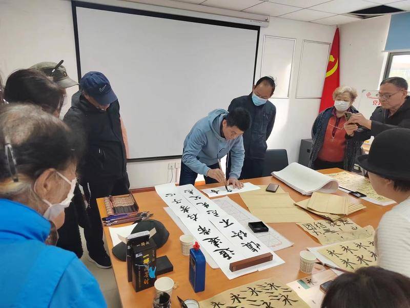 108坊故事|被称社区“百事通”的83岁刘奶奶：我喜欢学新知识，这样才不会被社会淘汰