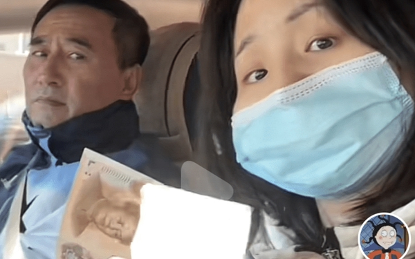 华商头条|月薪两万产品经理被裁后给妈妈当司机：日薪20很满足