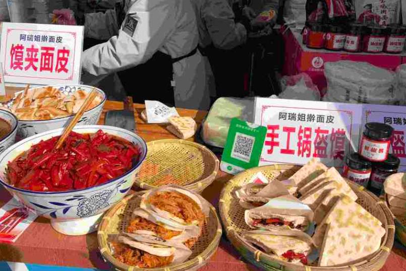 华商头条|记者带你逛丝博会展馆：美食展区人气火爆，露营装备、青铜器也来了