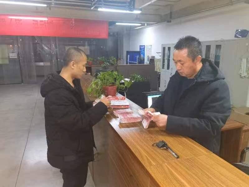 西安的哥“捡”了近5万元 原来是留学生乘客遗落的