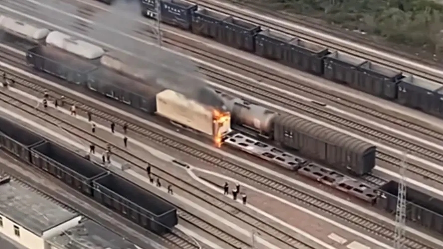 郑州铁路通报“火车着火了”：系冷藏集装箱着火，无人员伤亡