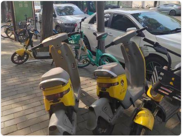 小8跑街|丰登南路（军械厂）公交站停满机动车 乘客不方便