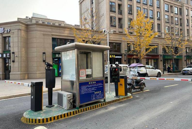 港润路部分路段变停车场穿行得过道闸  规划部门：属于小区内部路非市政路