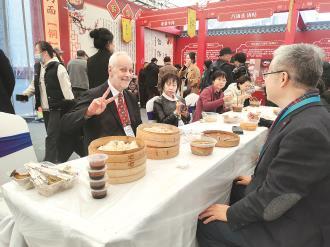 11月15日第七届丝博会陕菜美食文化节开幕,全省百余种特色美食亮相丝博会。