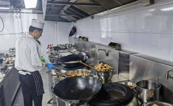 西安城管通报7起餐饮油烟治理典型案例