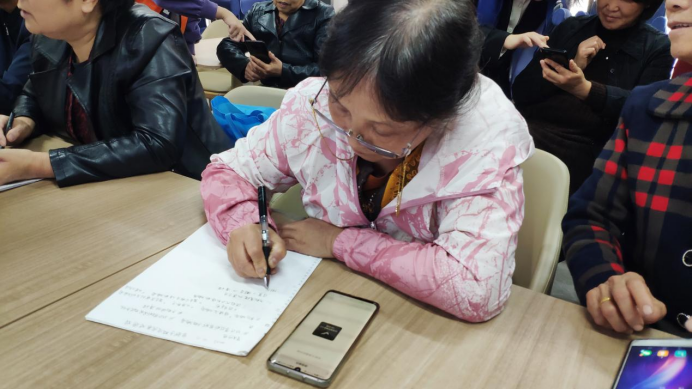 华商头条|感谢你教会我用手机 贝壳公益“我来教您用手机”