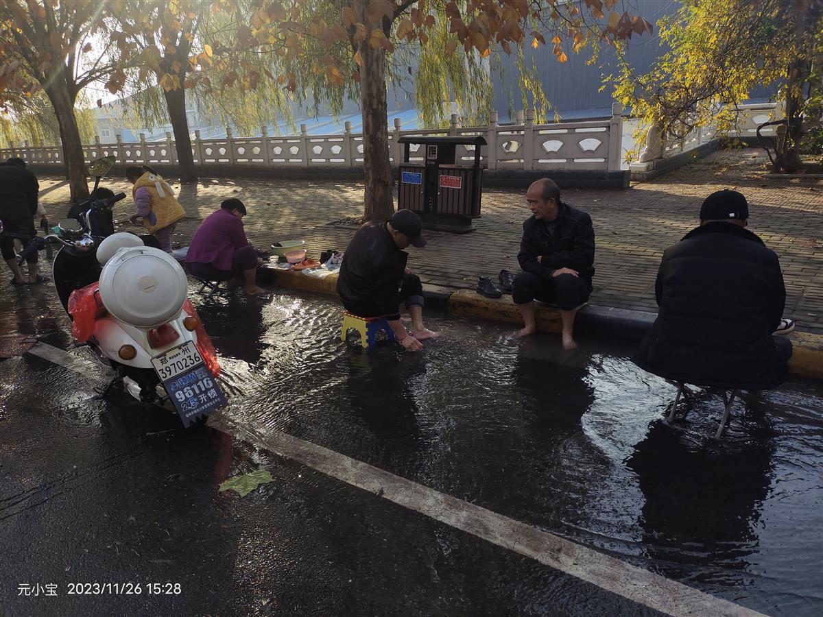 河南新密一村庄街上“冒温泉”吸引众人前来泡脚 村民：最多的时候有上千人