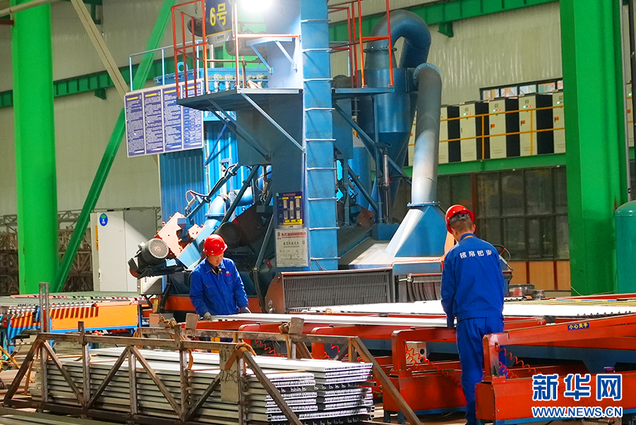 11月15日，在铜川市董家河循环经济产业园，铭帝集团有限公司铝合金生产车间里两名工人正在工作。新华网 杨喜龙 摄