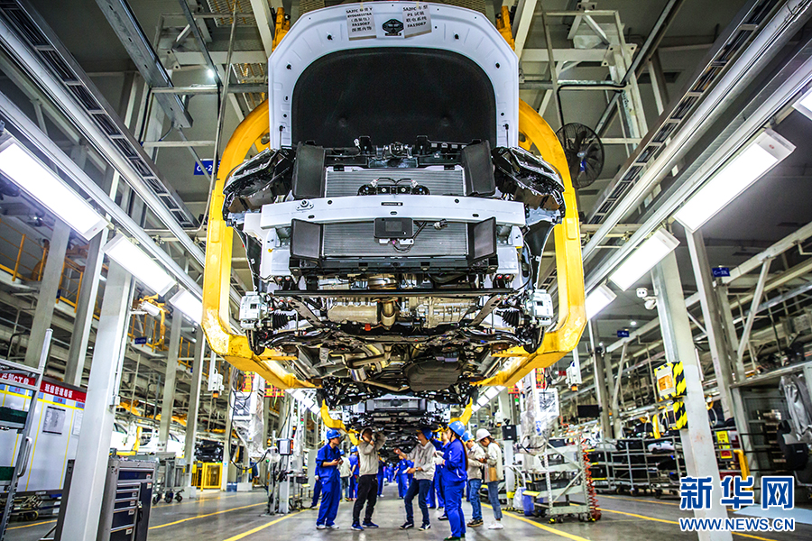在比亚迪西安草堂工业园区新能源汽车生产车间，工人们忙着给新能源汽车装配零部件。（受访者供图）