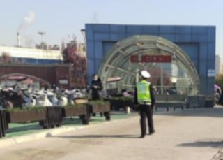 华商头条|浐河地铁口外摩的占道影响通行 浐灞生态区：开展专项整治