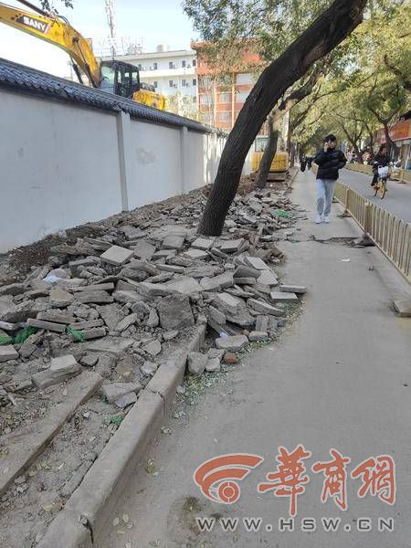 小8跑街|东一路人行道被挖开 居民行路难