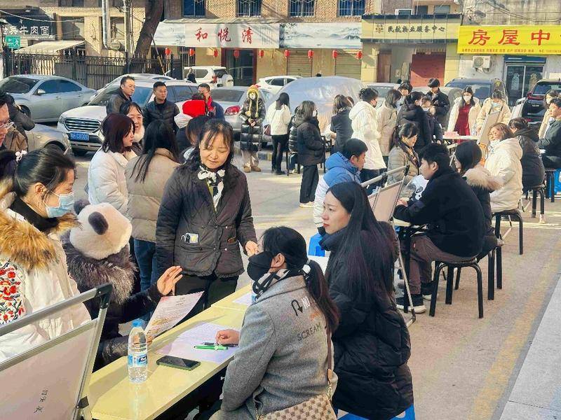 接地气、帮就业的板凳会机会多多社区就业管家上门走访邀约求职群众