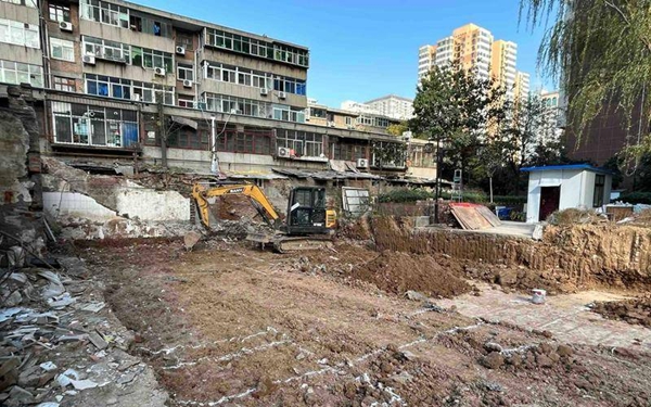 西安朱雀坊小区开发商动工建车棚 业主质疑未征求意见