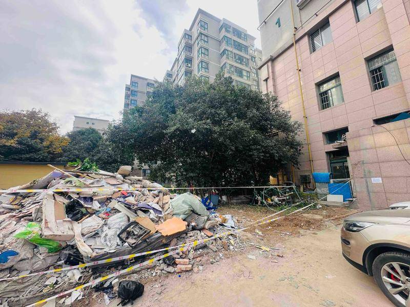 智慧城小区三处临街违建拆除已十余天 围墙无人修补居民担心安全