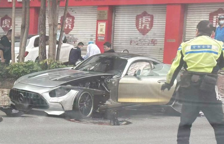 深圳街头一奔驰跑车失控撞飞骑自行车路人 附近商户称一名被撞者已身亡