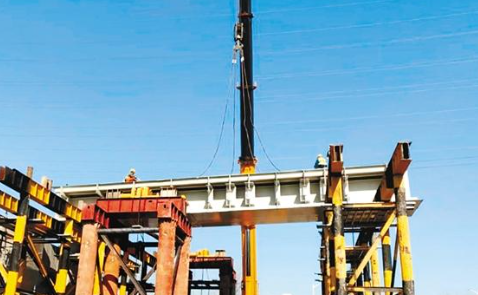绕城高速跨线桥首件钢箱梁架设完成 阿房一路项目建设再提速