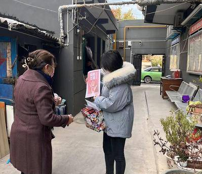 108坊故事|兴隆坊社区网格员进小区院落开展防艾教育