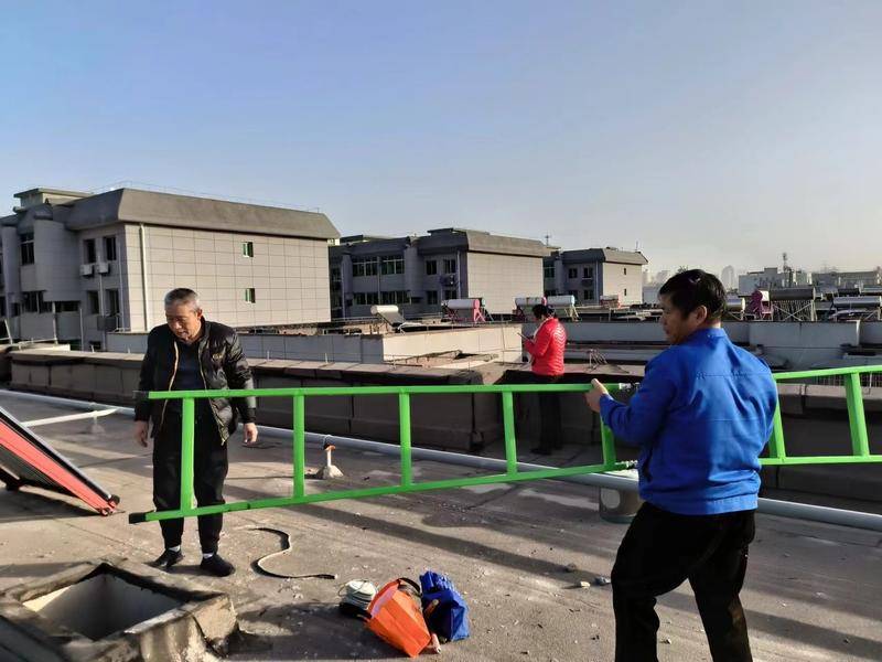 108坊故事|巡查发现有居民楼顶活动 网格员和院委会成员一同给入口上锁