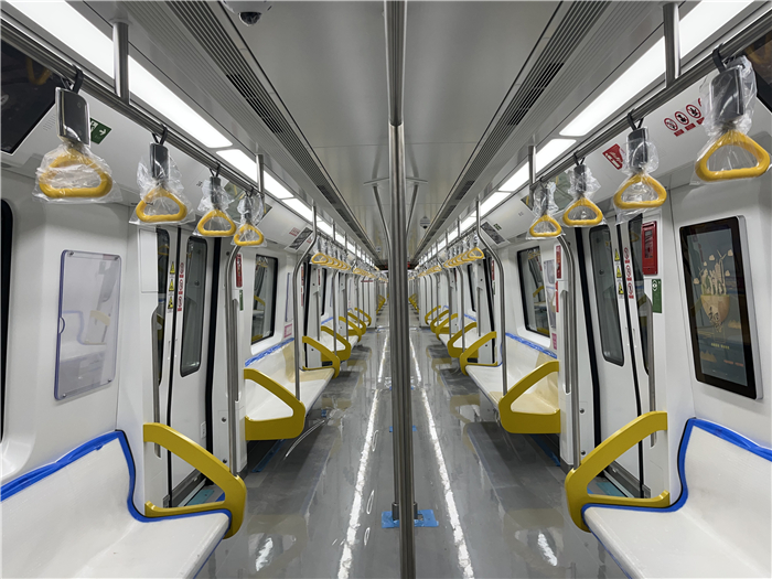 西安首列全自动A型车惊艳亮相 8号线车上设手机无线充电装置