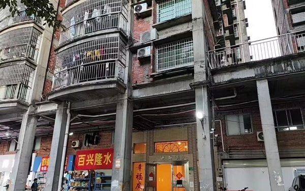 广州一违建楼烂尾19年仍住满人：租户称喜欢这里便宜
