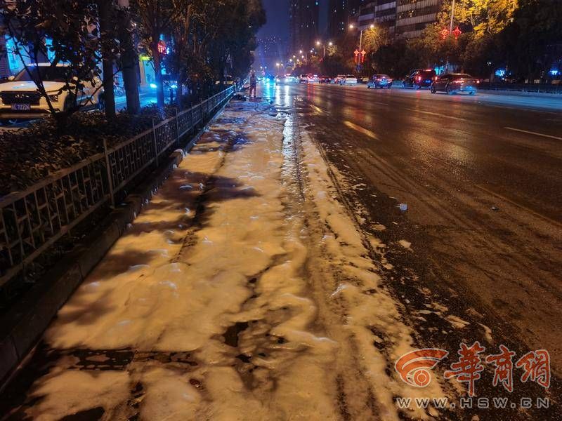 西安一面包车自燃火势凶猛 多辆消防车紧急扑救
