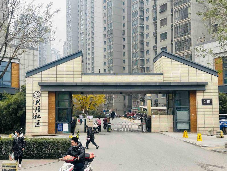 兴隆二区地库出口4米距离设8条减速带 居民：伤车又伤人