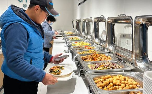 称重计费老年食堂人气爆棚 有人花24元可以拿12样菜